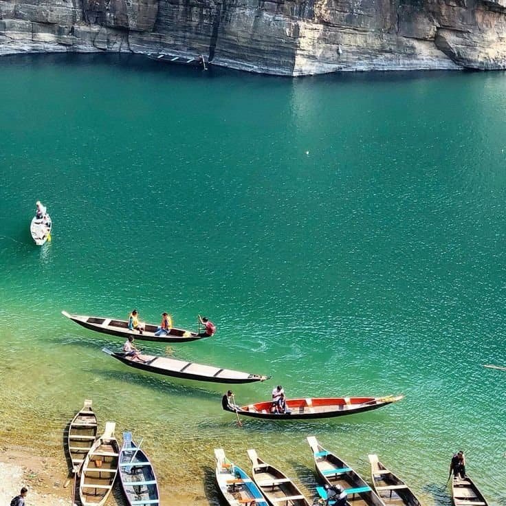 Crystal-clear waters of the Umngot River in Dawki during a luxury Shillong holiday